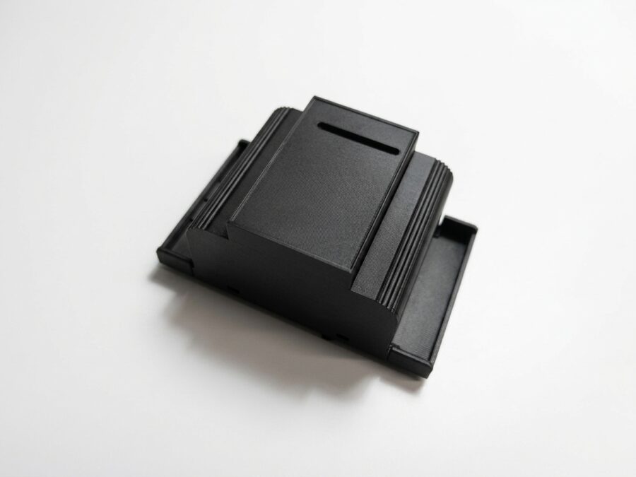Carcasa impresa para el módulo Johnson Controls XT-9100, vista de conjunto