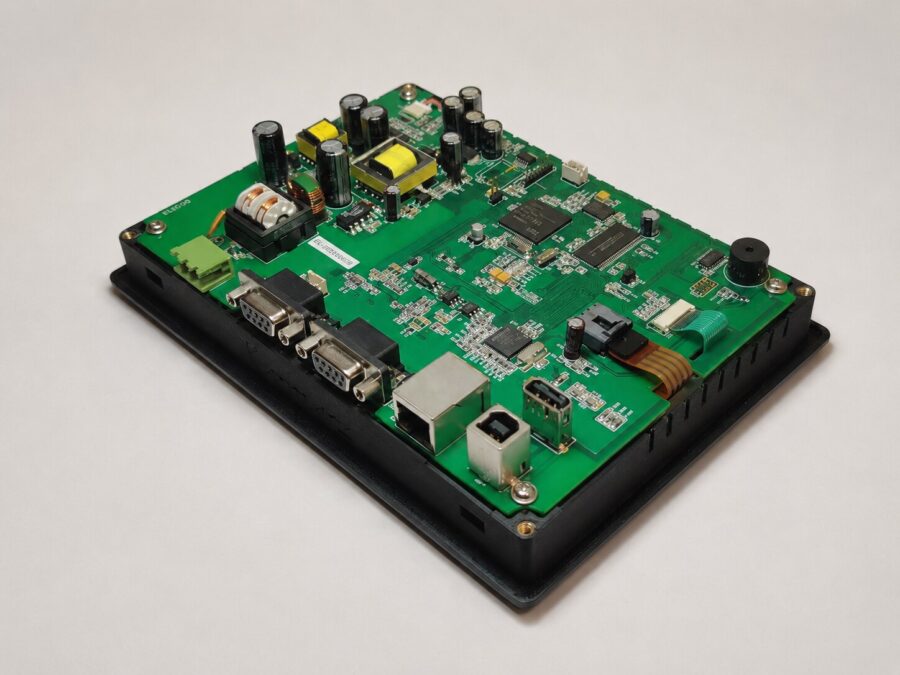 Electrónica original del panel montada en la carcasa, con los conectores alineados